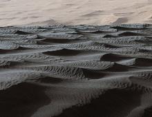 Марсоход «Curiosity» прислал красивые снимки слоистых гор на Марсе Яркий свет на горизонте Марса